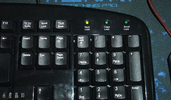 电脑键盘上的指示灯不亮怎么办